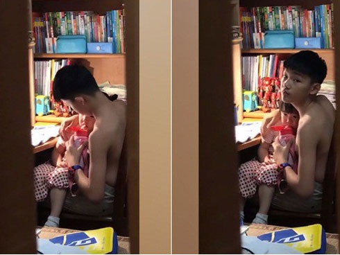 Bé gái 6 tuổi cúi nhặt từng tờ biên lại trong cây rút tiền ATM khiến nhiều người lớn xấu hổ-1