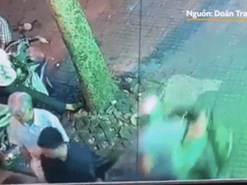 Người phụ nữ nhanh tay thu điện thoại khi bị cướp-1