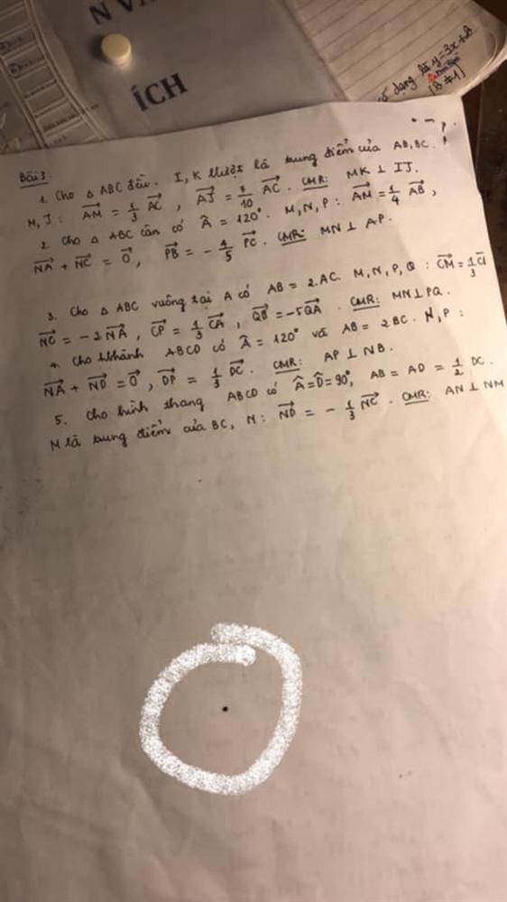 Khi giáo viên cao tay trị quay cóp bằng những mã đề bá đạo: Có đề chỉ khác nhau dấu chấm, có đề phải quét mã QR mới đọc được-10