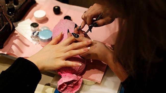 Góc khuất bên trong các tiệm nail giúp người Việt nhập cư đổi đời: Bị vắt kiệt sức lao động, không thể cầu cứu ai cùng các hoạt động tội phạm trá hình khác-1