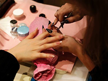 Góc khuất bên trong các tiệm nail giúp người Việt nhập cư