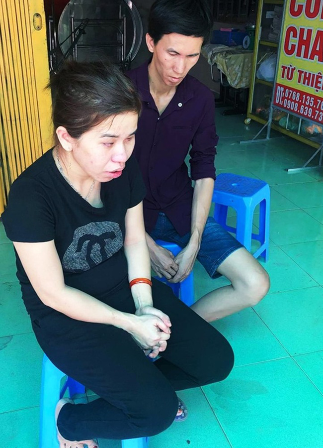 Bé trai bị xe ben cán tử vong trên đường đi học, cha mẹ mù chỉ biết sờ tìm thi thể con trong nước mắt-2