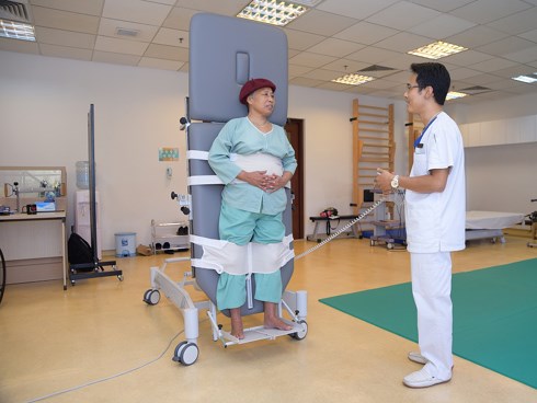 Hạnh phúc tập đi ở tuổi… 62