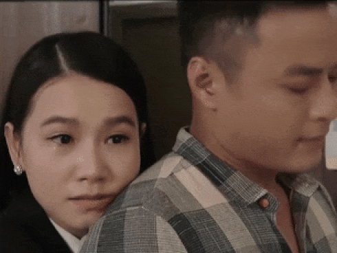 'Hoa hồng trên ngực trái' tập 26: Trơ trẽn như Ngân, bị từ chối vẫn lao vào 'cưỡng hôn' Bảo