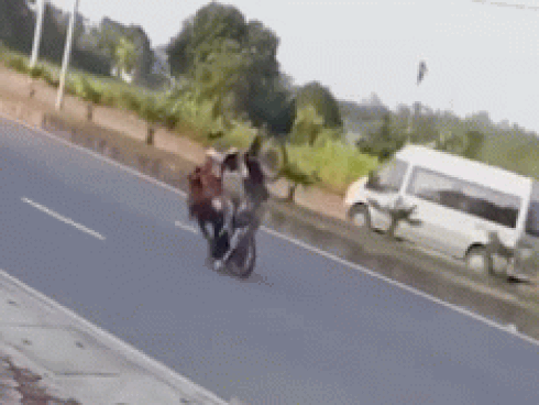 Hai thanh niên ngã sấp mặt khi bốc đầu xe máy