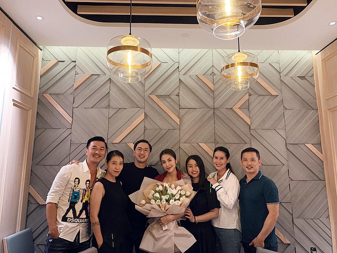 Hà Tăng đón sinh nhật muộn bên ông xã và hội bạn thân, nhan sắc tuổi 33 chiếm trọn spotlight-1