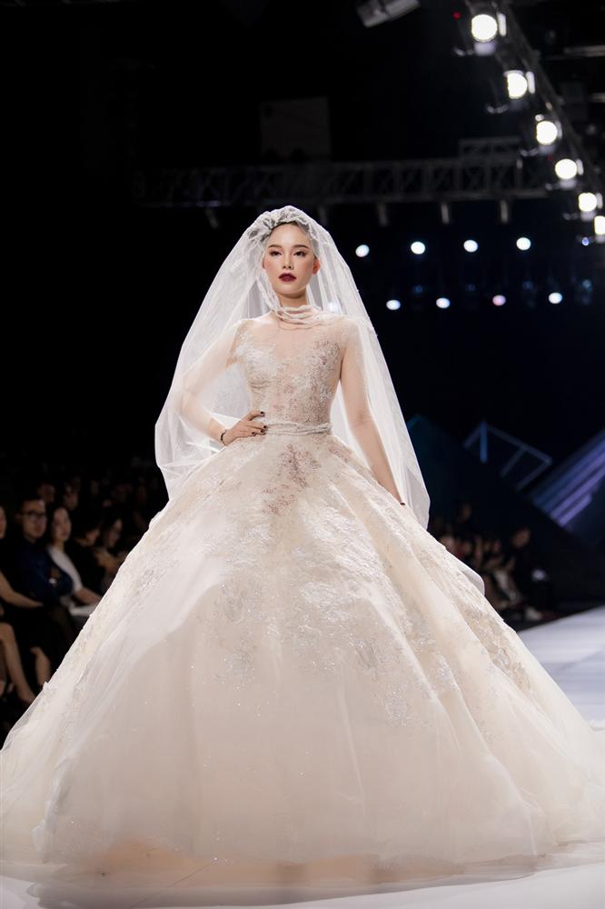 Thiếu gia Phillip Nguyễn tặng hoa, muốn hôn Linh Rin trên sân khấu-3