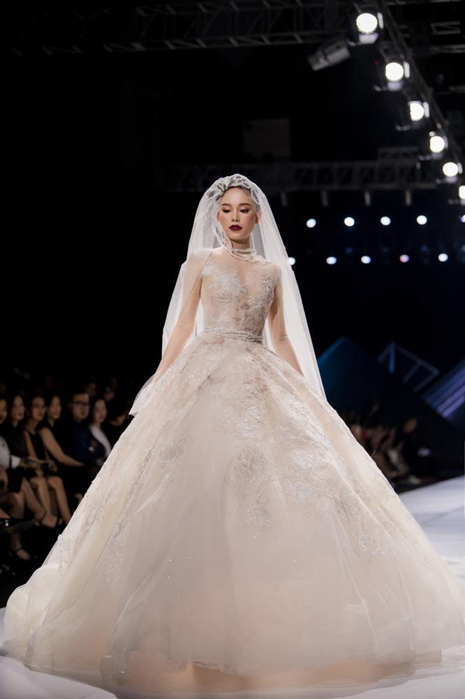Thiếu gia Phillip Nguyễn tặng hoa, muốn hôn Linh Rin trên sân khấu-5
