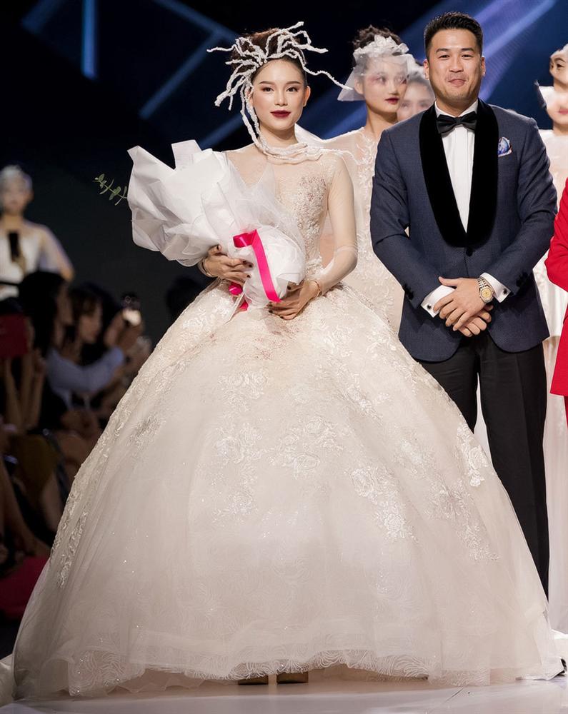 Thiếu gia Phillip Nguyễn tặng hoa, muốn hôn Linh Rin trên sân khấu-6