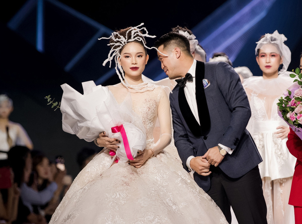 Thiếu gia Phillip Nguyễn tặng hoa, muốn hôn Linh Rin trên sân khấu-7
