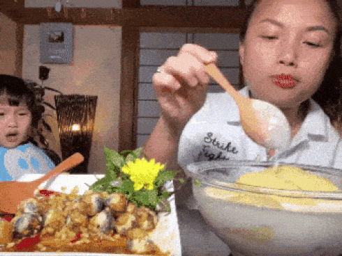 Clip bé Sa hoá thân thành thánh ăn chực” viral mạnh vì quá cute: Khi bạn dễ thương như Sa thì làm gì cũng không lo bị ra chuồng gà chơi-15