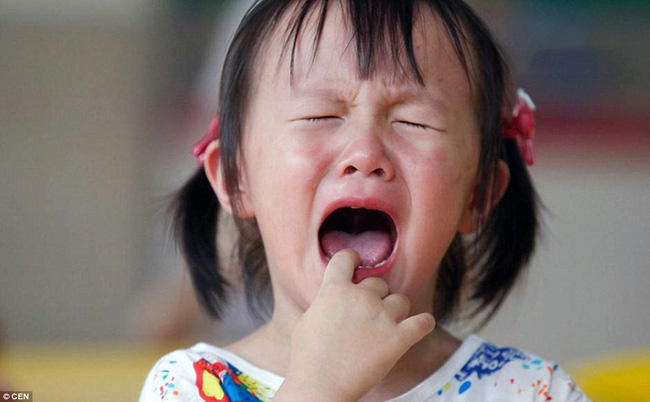 Bà mẹ trẻ cố tình để con gái bị bỏng, người chồng định mắng vợ nhưng biết lý do sâu xa, ai nấy đều gật gù khen làm đúng-1