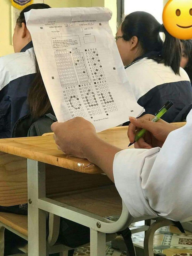 Nam sinh nghĩ ra cách cầu cứu bá đạo trong giờ kiểm tra, tưởng được khen ai ngờ dân mạng ném đá không thương tiếc-1