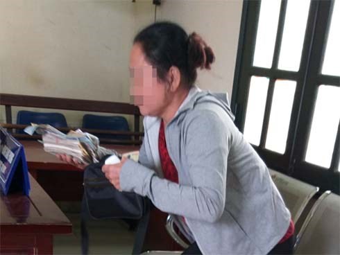 Mua 10 hộp sữa giá 7 triệu nhưng chỉ trả tiền 1 triệu, người phụ nữ vẫn qua mặt được nhân viên siêu thị để ra về