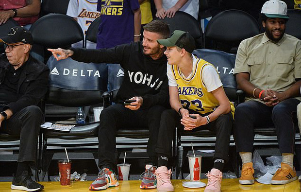 Beckham cùng con trai tươi rói khi xuất hiện trên sân bóng, thế nhưng điều được chú ý lại là ánh mắt say đắm của ông bố 4 con nhìn hoạt náo viên-5