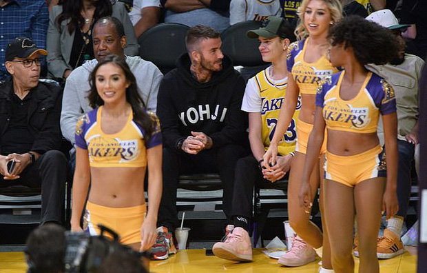 Beckham cùng con trai tươi rói khi xuất hiện trên sân bóng, thế nhưng điều được chú ý lại là ánh mắt say đắm của ông bố 4 con nhìn hoạt náo viên-3