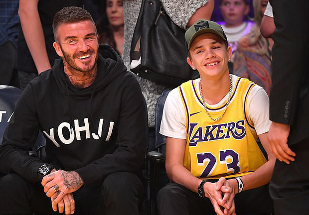 Beckham cùng con trai tươi rói khi xuất hiện trên sân bóng, thế nhưng điều được chú ý lại là ánh mắt say đắm của ông bố 4 con nhìn hoạt náo viên-1