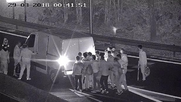 Nghi thức của người Việt trước các chuyến xe vượt biên mỗi đêm-8