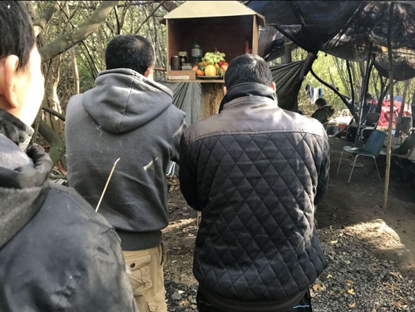 Nghi thức của người Việt trước các chuyến xe vượt biên mỗi đêm-17