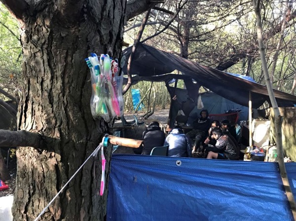 Nghi thức của người Việt trước các chuyến xe vượt biên mỗi đêm-18