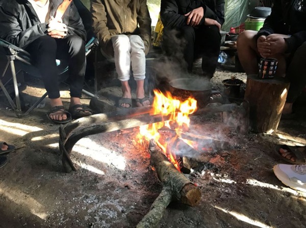 Nghi thức của người Việt trước các chuyến xe vượt biên mỗi đêm-19