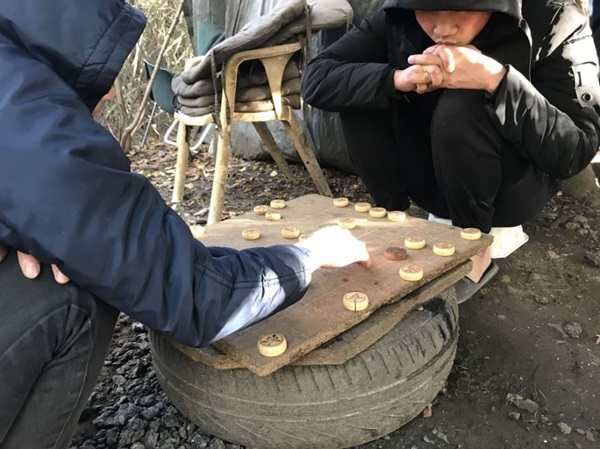 Nghi thức của người Việt trước các chuyến xe vượt biên mỗi đêm-21