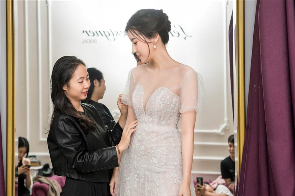 Cao Thái Hà khoe dáng với váy cúp ngực ở hậu trường-2