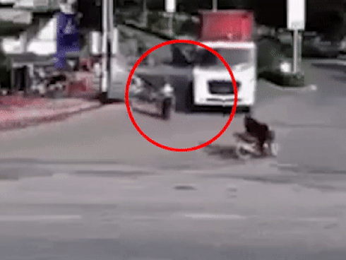 Tài xế xử lý khéo léo, xe container thoát đổ nghiêng khi vào cua-1