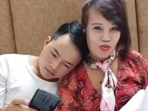 Không chỉ đưa chồng đi làm mũi, cô dâu 62 tuổi còn chơi lớn rủ ông xã cùng đi xăm môi đỏ chót gây ngỡ ngàng-4