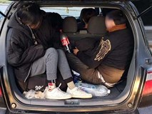 Cảnh sát Đức bắt 17 người Việt nhập cư trái phép, trốn trên ô tô