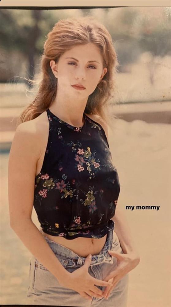 Nhan sắc thời trẻ của mẹ Selena Gomez gây sốt: Cực phẩm nhường này bảo sao con gái khiến cả thế giới mê mẩn!-1