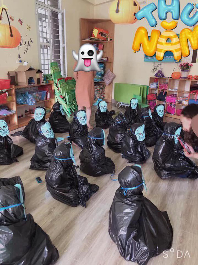 Cô giáo thử thách bố mẹ đoán con trong hàng loạt Vô Diện giống nhau y xì đúc vào ngày Halloween, hài nhất là chi tiết tìm con mắt 2 mí-1