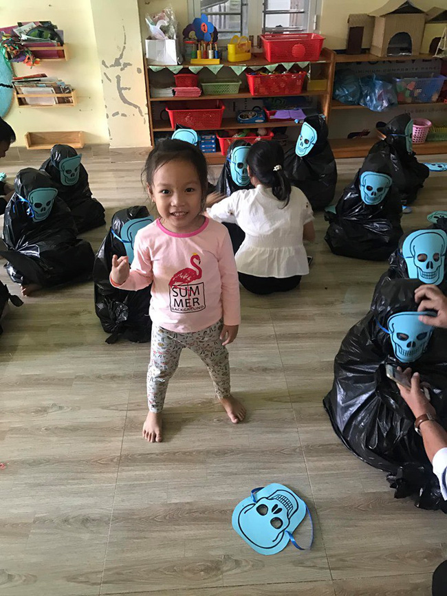 Cô giáo thử thách bố mẹ đoán con trong hàng loạt Vô Diện giống nhau y xì đúc vào ngày Halloween, hài nhất là chi tiết tìm con mắt 2 mí-2