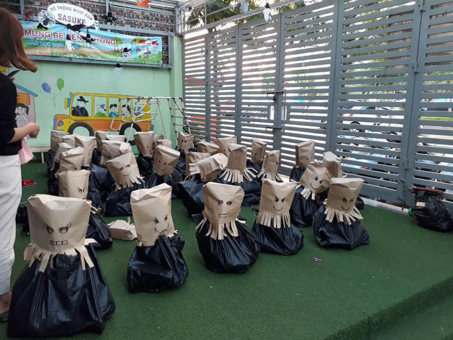 Cô giáo thử thách bố mẹ đoán con trong hàng loạt Vô Diện giống nhau y xì đúc vào ngày Halloween, hài nhất là chi tiết tìm con mắt 2 mí-3