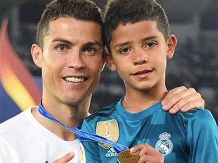 Con trai Ronaldo gây chú ý vì hiệu suất ghi bàn