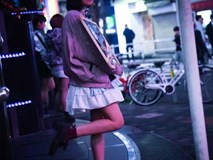Nữ sinh trung học - tầm ngắm của ngành công nghiệp tình dục Nhật