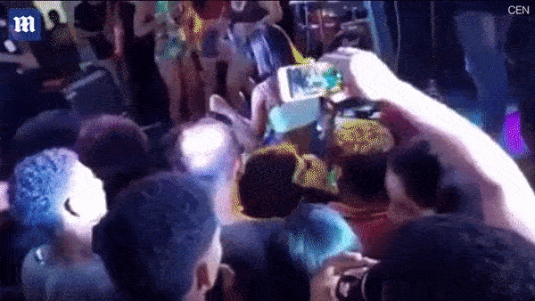 Nổi cơn ghen dữ dội khi thấy bạn gái nhảy sexy trên sân khấu, thanh niên lao tới đá thẳng vào mặt cô-1