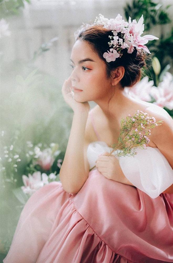 Phạm Quỳnh Anh tiếp tục khiến fan xiêu lòng khi khoe nhan sắc không tuổi bên hoa-10