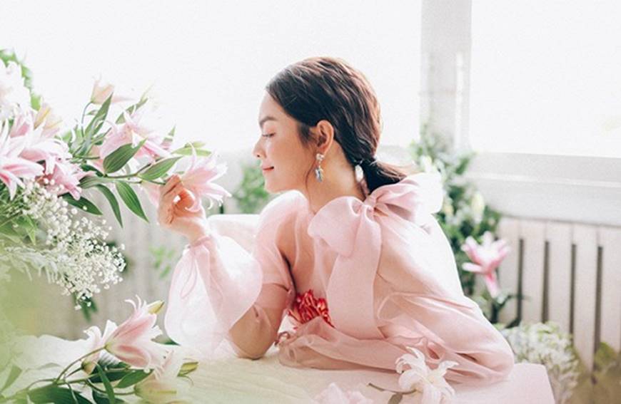 Phạm Quỳnh Anh tiếp tục khiến fan xiêu lòng khi khoe nhan sắc không tuổi bên hoa-2