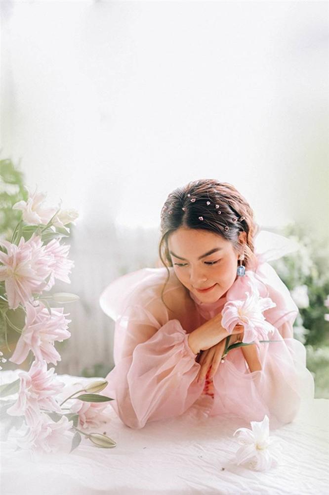 Phạm Quỳnh Anh tiếp tục khiến fan xiêu lòng khi khoe nhan sắc không tuổi bên hoa-3