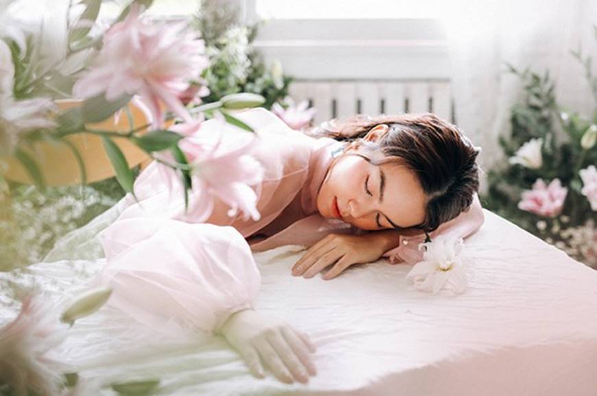 Phạm Quỳnh Anh tiếp tục khiến fan xiêu lòng khi khoe nhan sắc không tuổi bên hoa-4