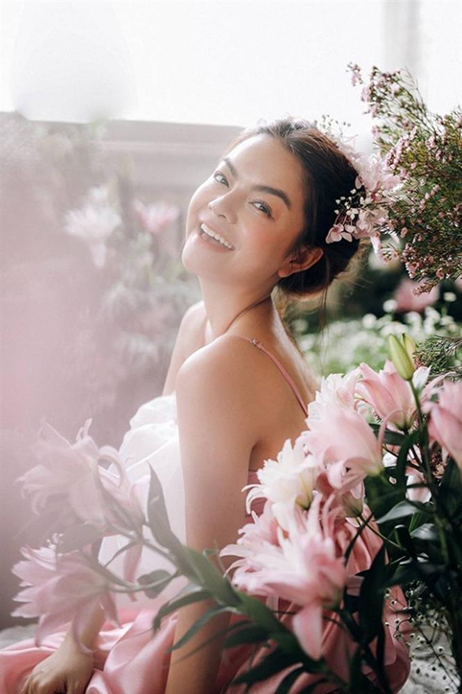 Phạm Quỳnh Anh tiếp tục khiến fan xiêu lòng khi khoe nhan sắc không tuổi bên hoa-5