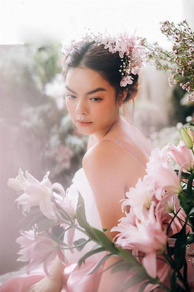Phạm Quỳnh Anh tiếp tục khiến fan xiêu lòng khi khoe nhan sắc không tuổi bên hoa-6