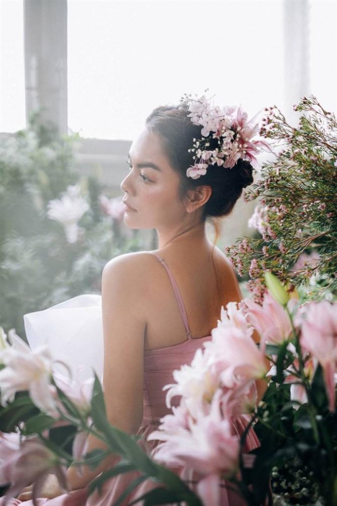 Phạm Quỳnh Anh tiếp tục khiến fan xiêu lòng khi khoe nhan sắc không tuổi bên hoa-7