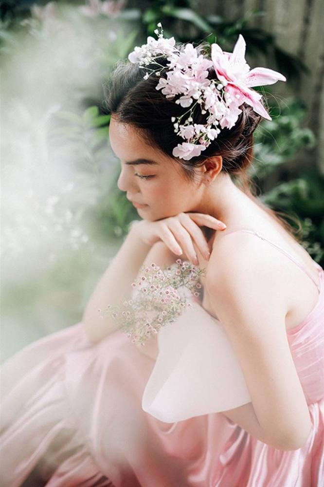 Phạm Quỳnh Anh tiếp tục khiến fan xiêu lòng khi khoe nhan sắc không tuổi bên hoa-8