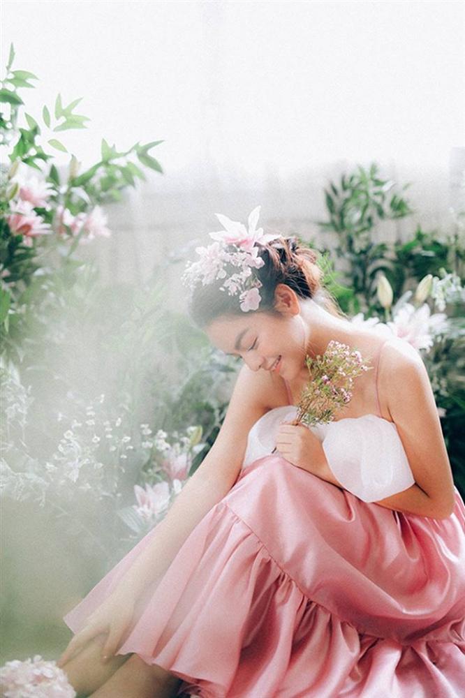 Phạm Quỳnh Anh tiếp tục khiến fan xiêu lòng khi khoe nhan sắc không tuổi bên hoa-9