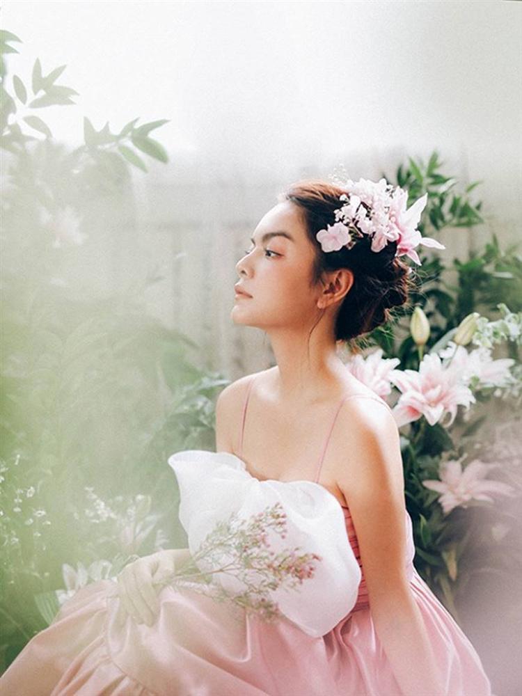 Phạm Quỳnh Anh tiếp tục khiến fan xiêu lòng khi khoe nhan sắc không tuổi bên hoa-11