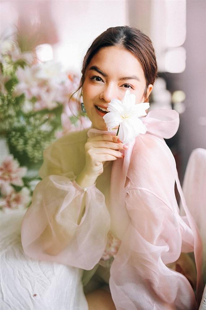 Phạm Quỳnh Anh tiếp tục khiến fan xiêu lòng khi khoe nhan sắc không tuổi bên hoa-12