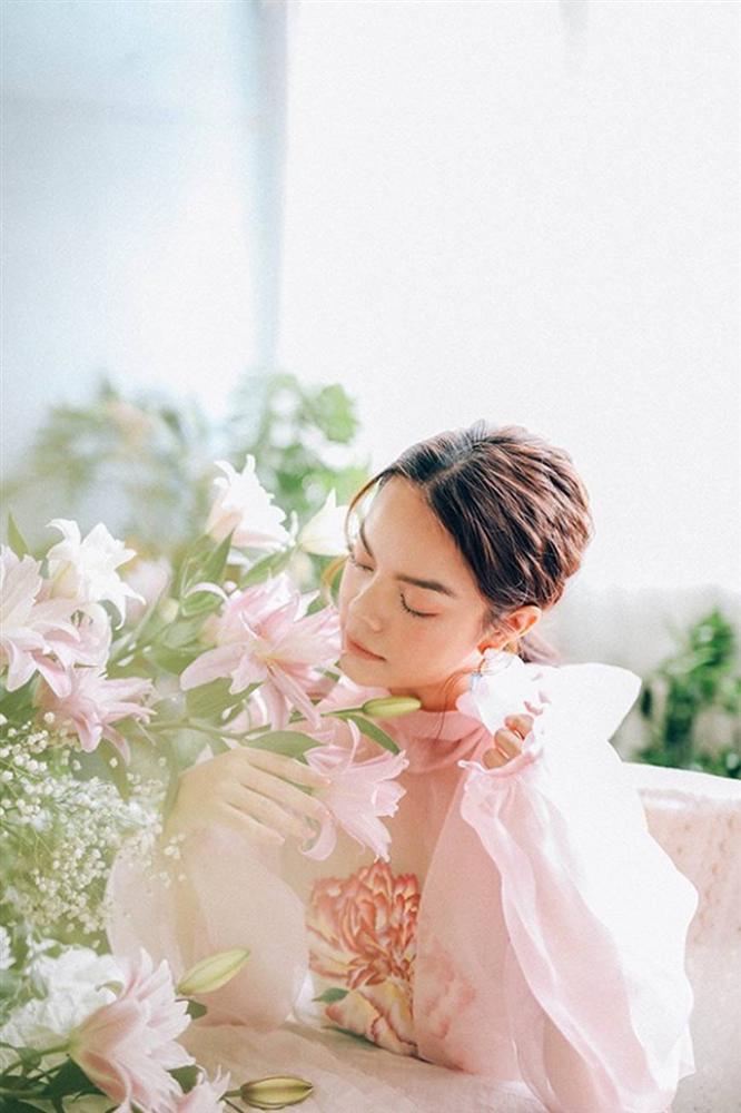 Phạm Quỳnh Anh tiếp tục khiến fan xiêu lòng khi khoe nhan sắc không tuổi bên hoa-13