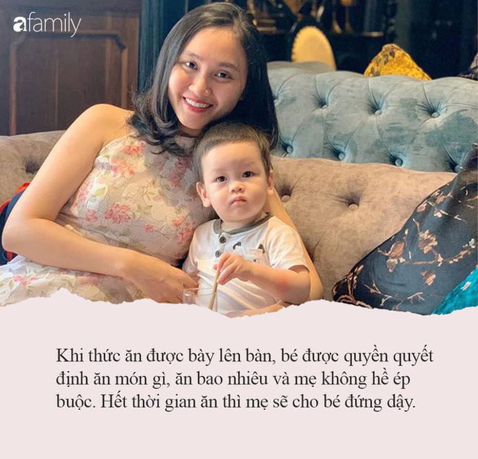 Bé 17 tháng tuổi tự xúc cháo ăn thun thút, bí kíp nằm ở phương pháp rèn con tự lập ngay từ nhỏ của bà mẹ trẻ-1